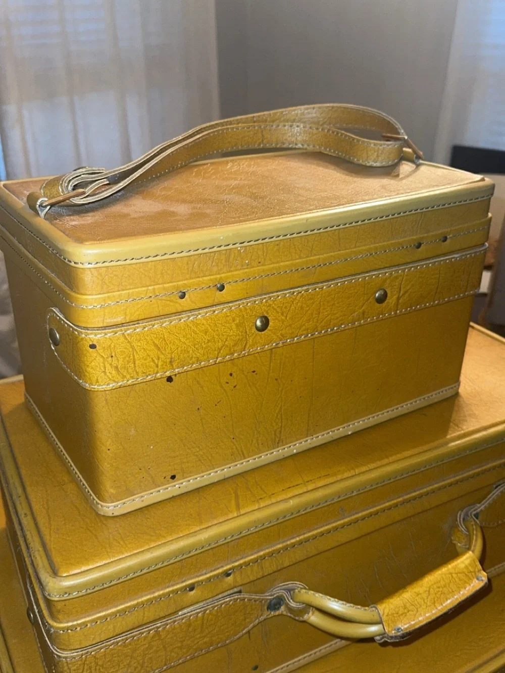 Yellow Vintage 3-Piece Stackable Storage Suitcase Set